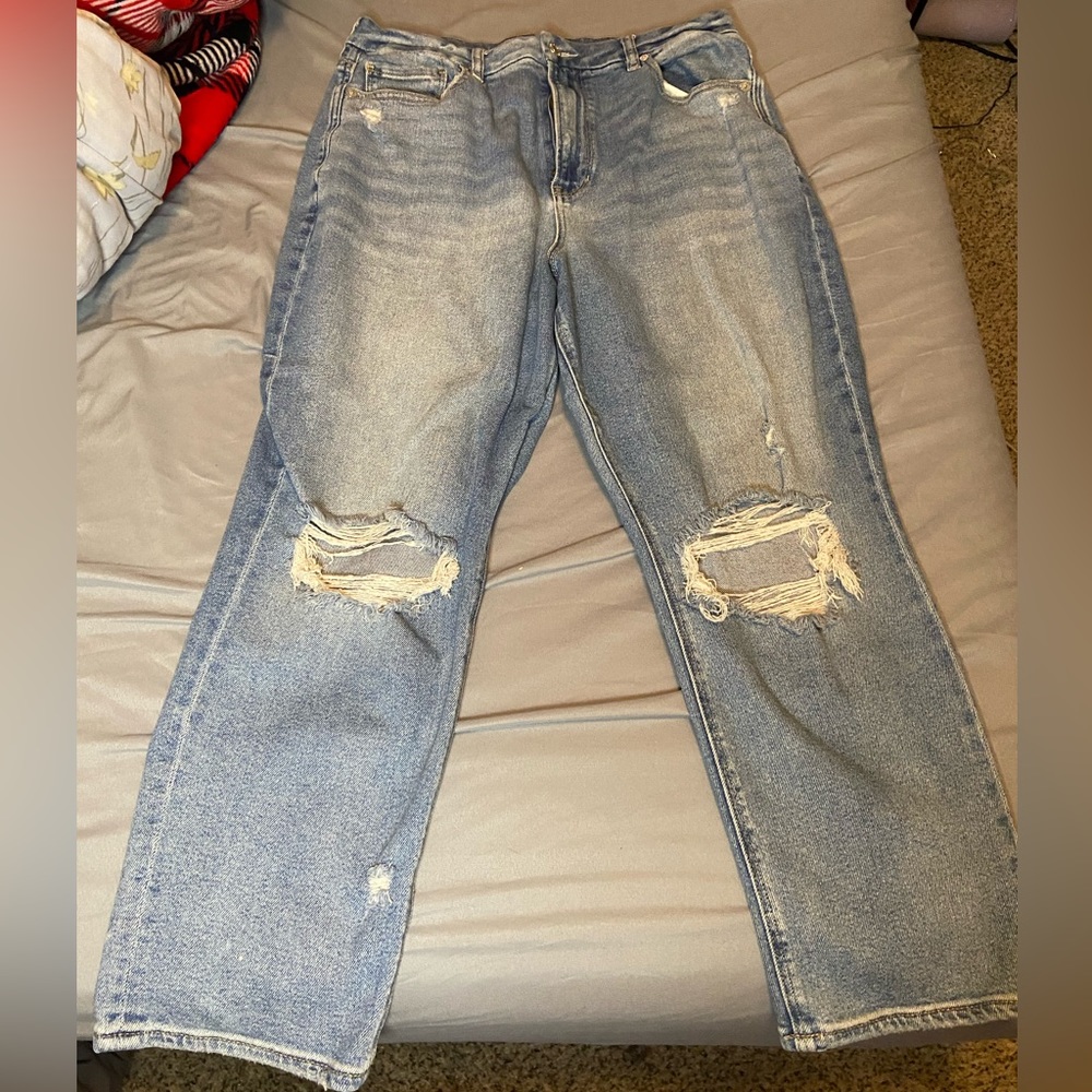 Light wash hole in the knee, American Eagle jeans size 12 short - Picture 1 of 2